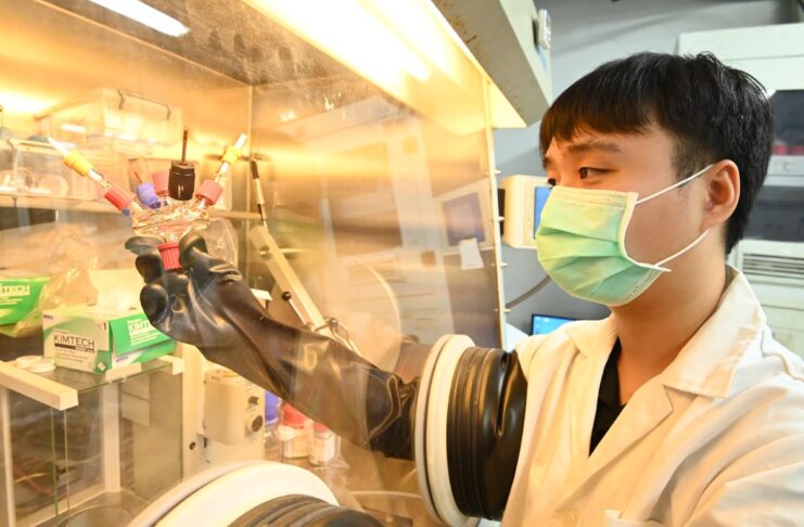 Scoperto nuovo meccanismo di carica e stoccaggio per le batterie calcio-aria