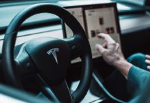 Tesla Autopilot è sotto indagine per incidenti
