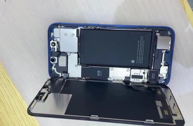 iPhone 13 smontato, notch più piccolo e batteria più grande
