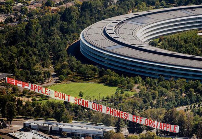 L’EFF ha sventolato uno striscione sull’Apple Park per contestare Apple