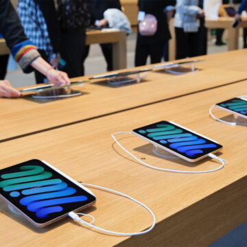 Apple celebra l’inizio disponibilità di iPhone 13 e nuovi iPad