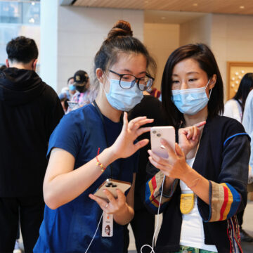 Apple celebra l’inizio disponibilità di iPhone 13 e nuovi iPad