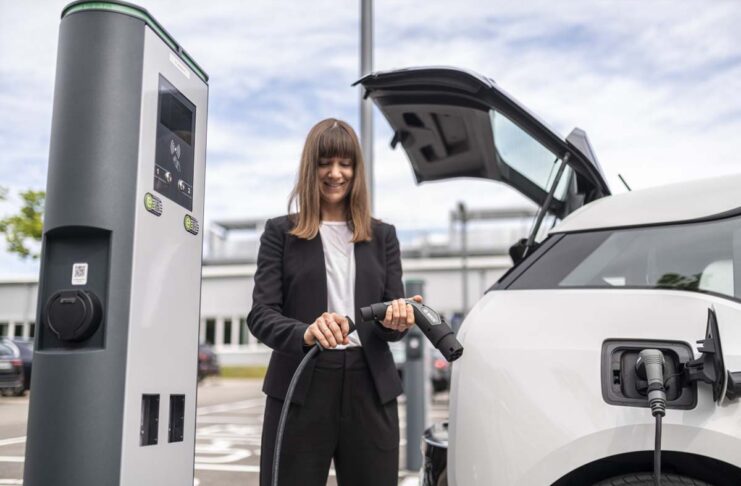 Bosch, un cavo di ricarica per auto elettriche senza scatola di controllo