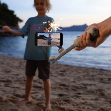 DJI OM5 porta la stabilizzazione da cinema su smartphone