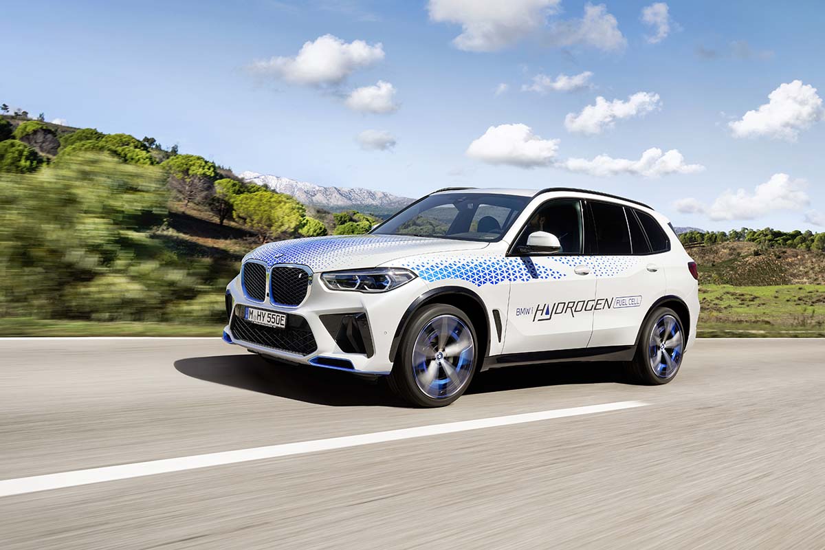La BMW iX5 Hydrogen in mostra alla IAA Mobility 2021 di Monaco