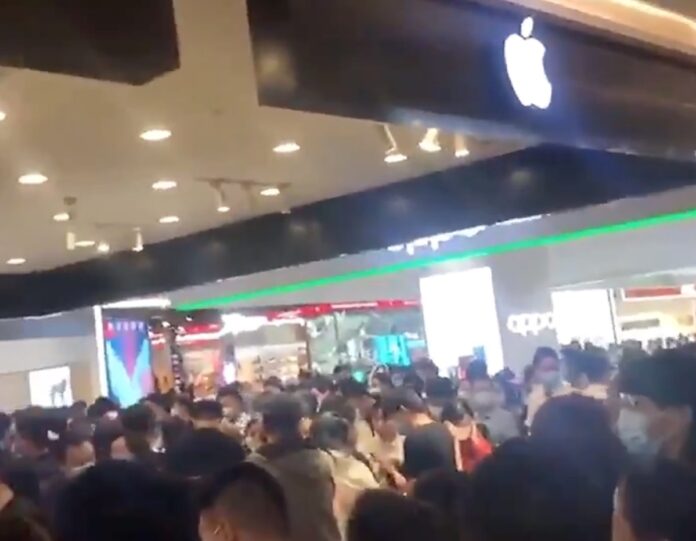 iPhone 13, la folla ha preso d’assalto un negozio in Cina