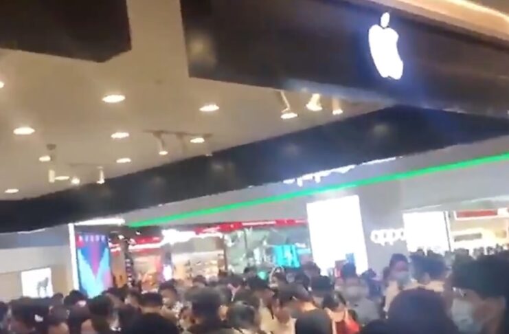 iPhone 13, la folla ha preso d’assalto un negozio in Cina
