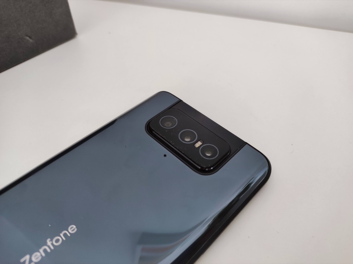 Recensione ASUS Zenfone 8 Flip, selfie da girar la…camera
