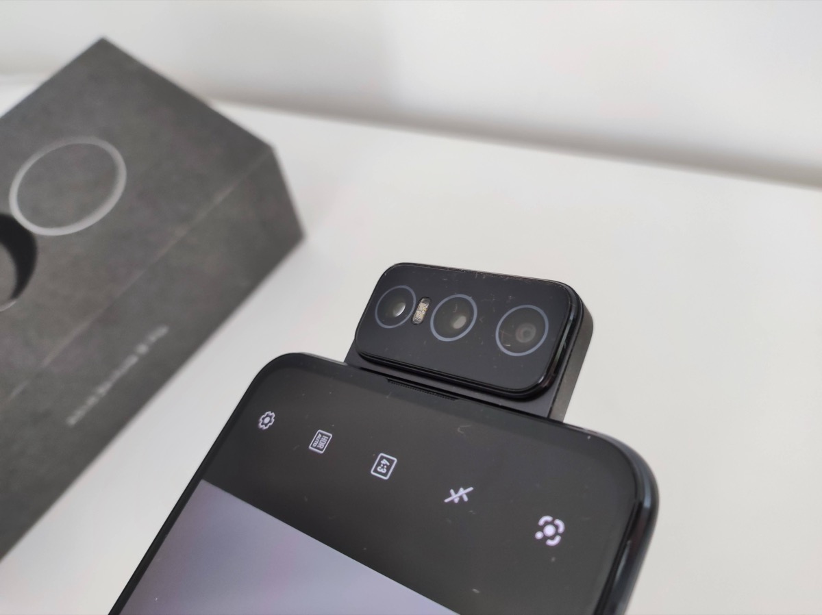 Recensione ASUS Zenfone 8 Flip, selfie da girar la…camera