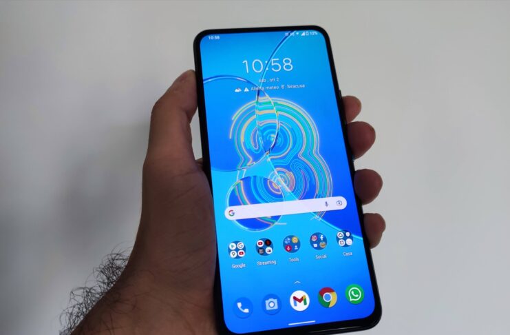 Recensione ASUS Zenfone 8 Flip, selfie da girar la…camera