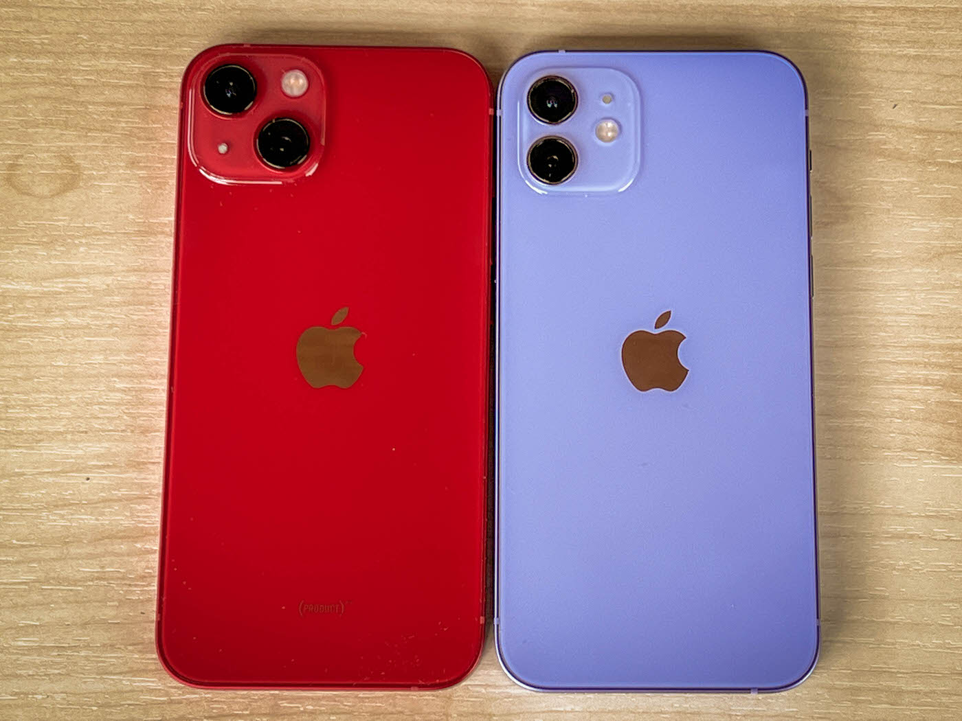 iPhone 13 (a sinistra) e iPhone 12