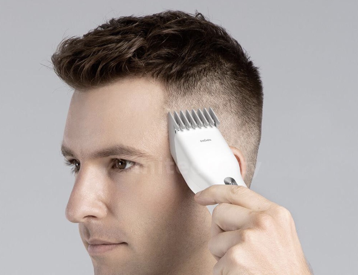Da Enchen il tagliacapelli elettrico a 15,99 euro con smartband in regalo