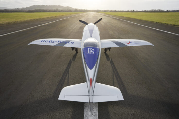 L’aereo elettrico di Rolls-Royce da record: vola a oltre 620 chilometri orari