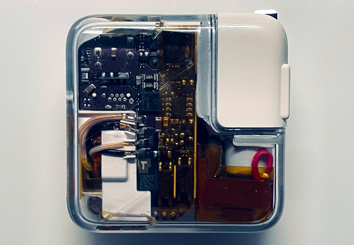 AirPods e alimentatore trasparenti, due rari prototipi Apple