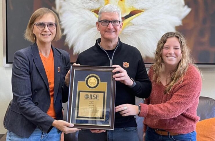 Tim Cook riceve il premio Captains of Industry