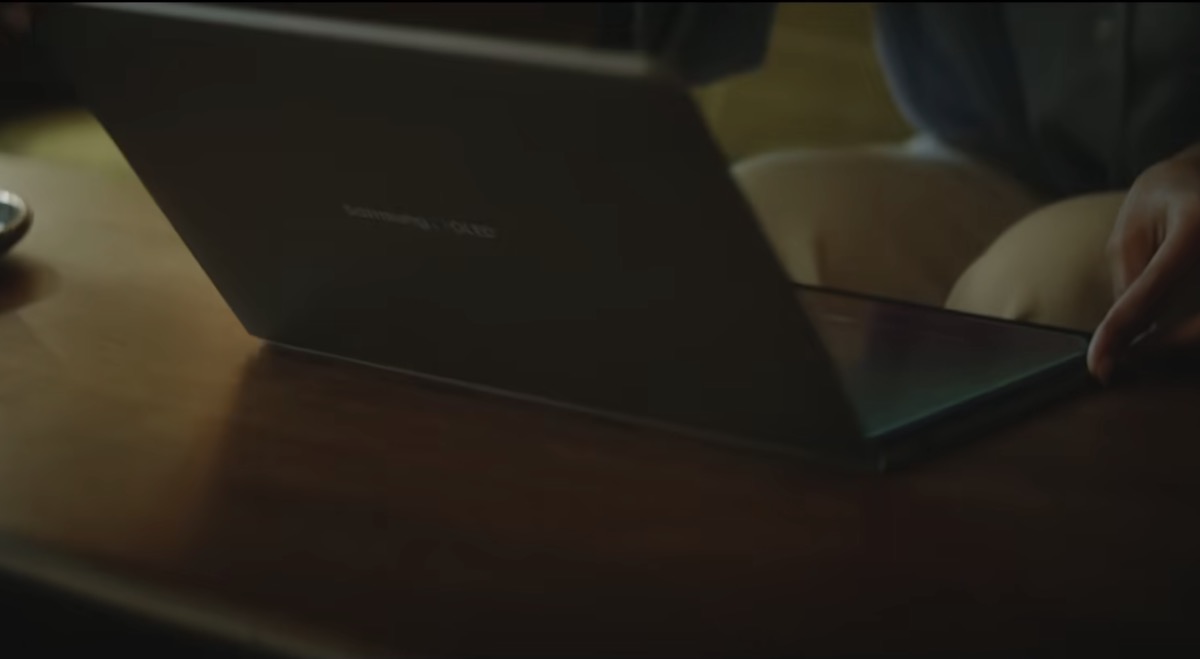 Samsung rivela il tablet-notebook pieghevole ibrido da 17 pollici