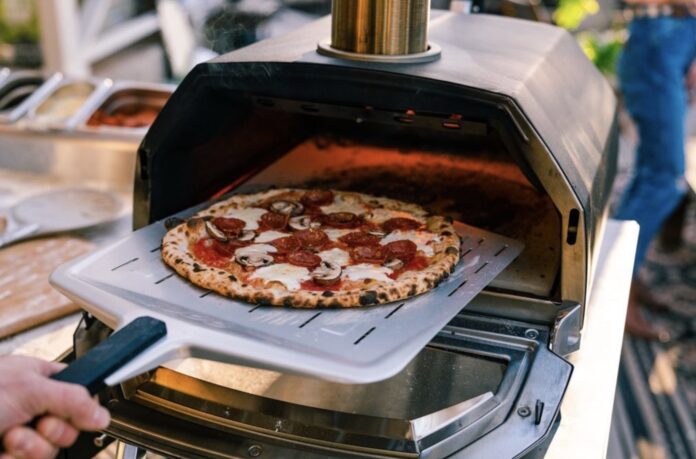 Ooni Karu 16, il forno geniale per realizzare la pizza napoletana ovunque