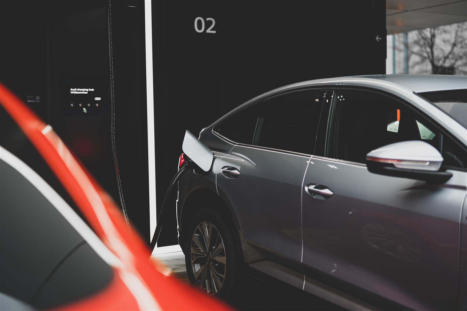 Audi charging hub è una lounge di nuova generazione per la ricarica veloce