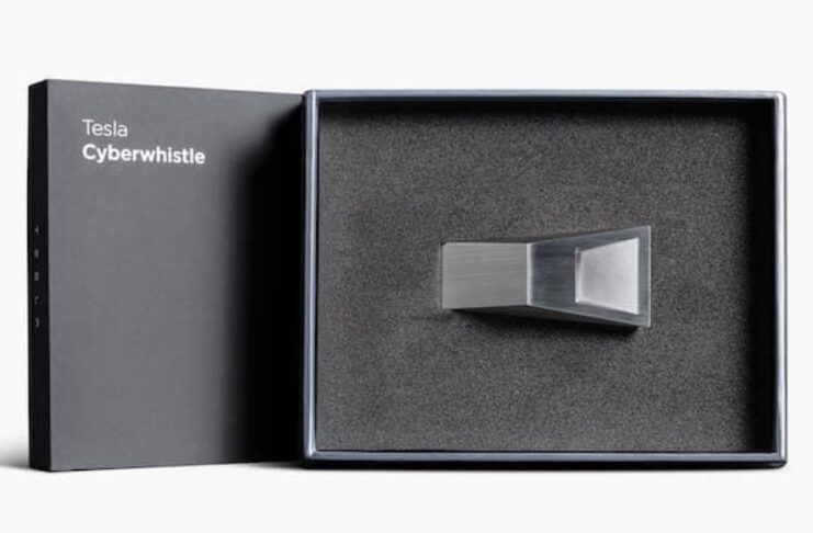 Per Elon Musk il fischietto Tesla è meglio dello straccio Apple