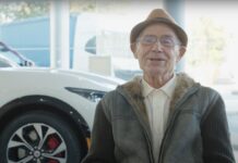 Non è mai troppo tardi, a 87 anni passa all’elettrico con Ford Mustang Mach-E