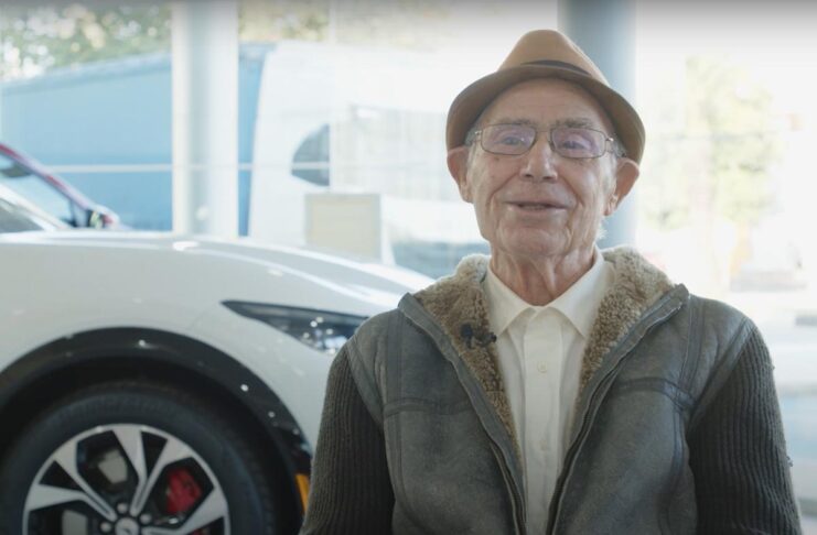 Non è mai troppo tardi, a 87 anni passa all’elettrico con Ford Mustang Mach-E