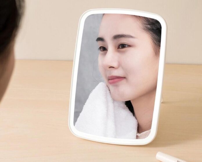 Fatevi belli con lo specchio smart Xiaomi a 17 euro