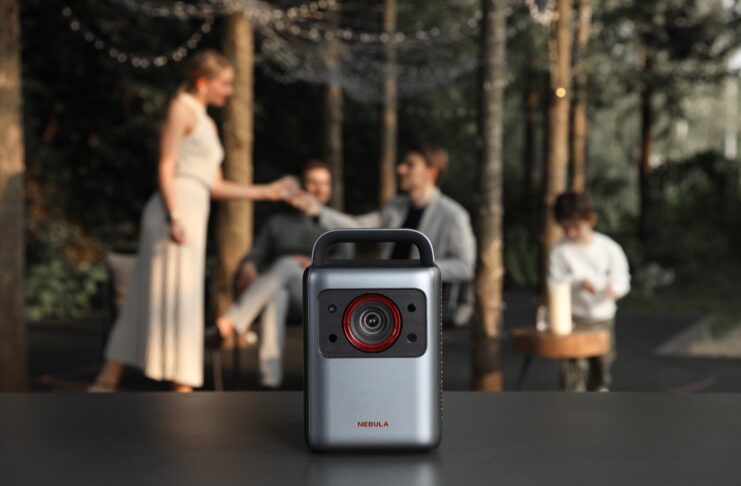 Anker presenta una nuova webcam e un proiettore portatile 4K