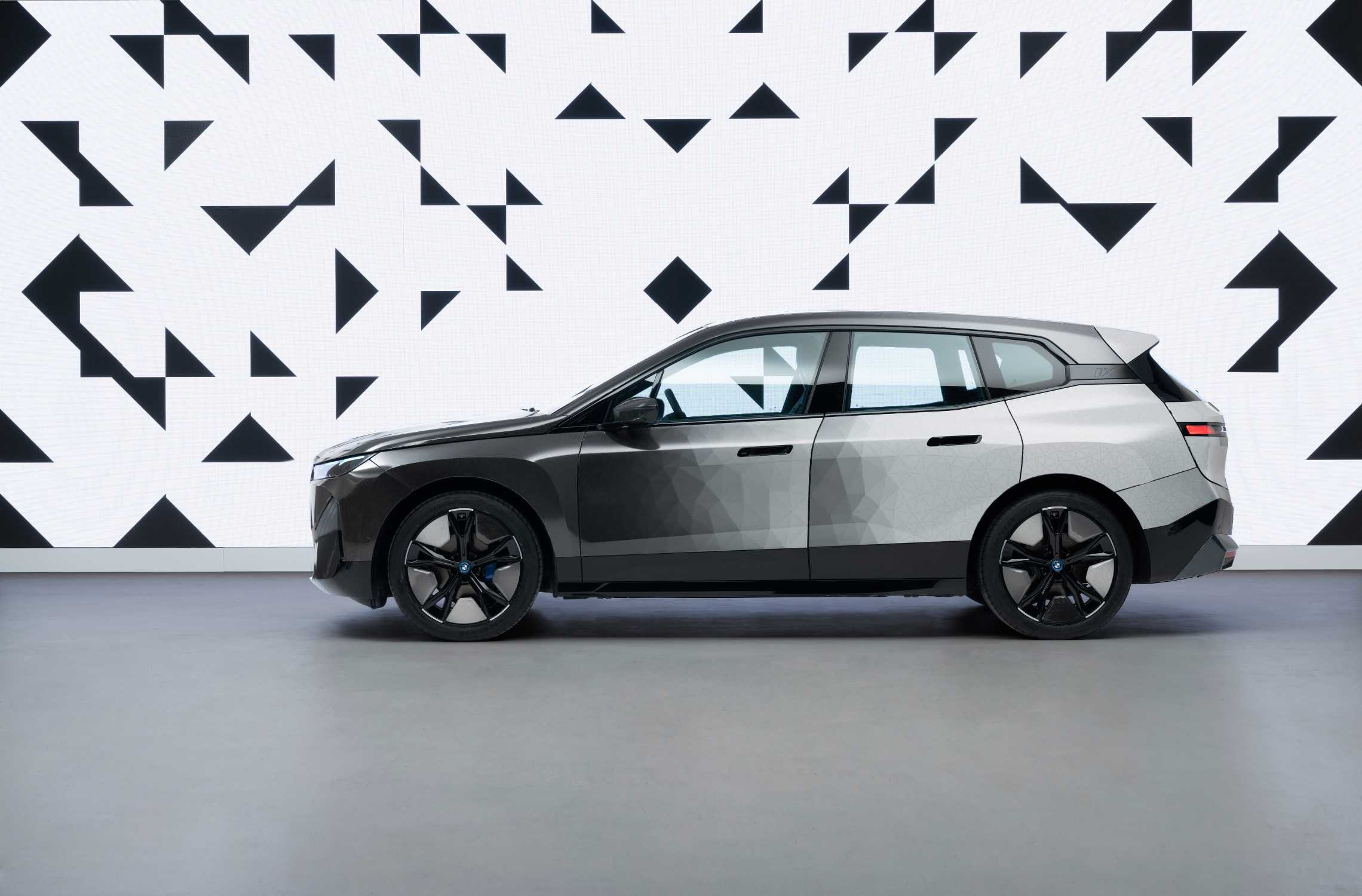 BMW ha presentato un prototipo di veicolo che può cambiare colore all’istante