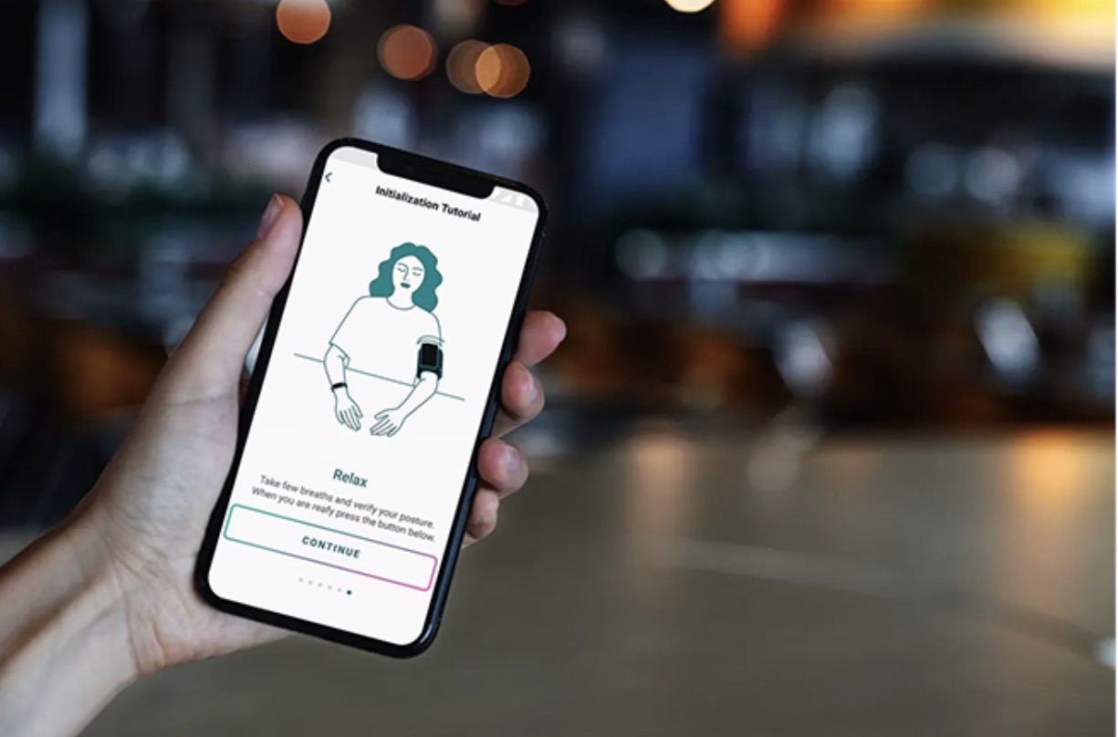 Il misuratore di pressione sanguigna 24/7 di Aktiia si porta sempre al polso