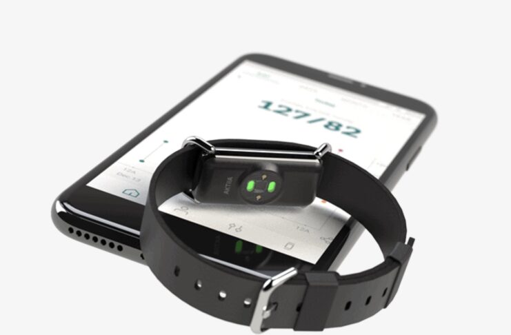 Il misuratore di pressione sanguigna 24/7 di Aktiia si porta sempre al polso