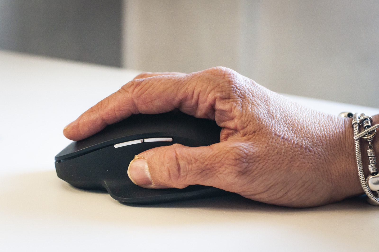 Recensione Microsoft Bluetooth Ergonomic Mouse, accessorio business fatto come si deve