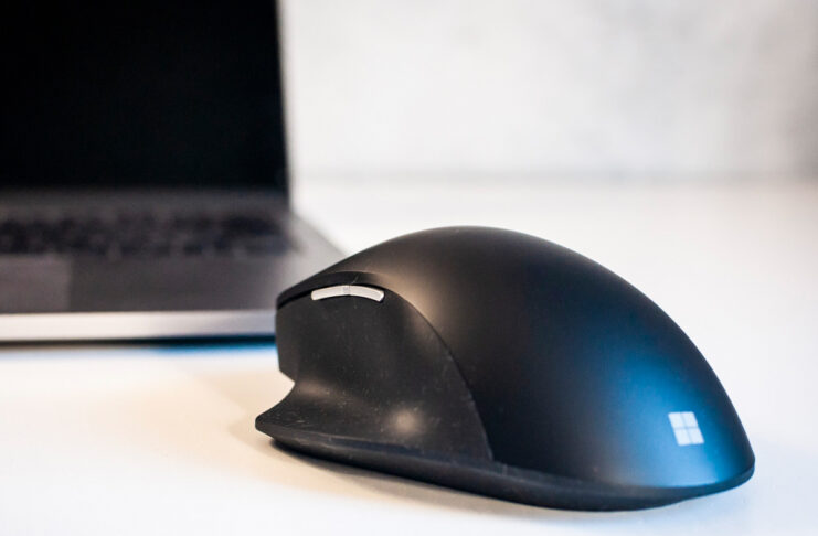 Recensione Microsoft Bluetooth Ergonomic Mouse, accessorio business fatto come si deve