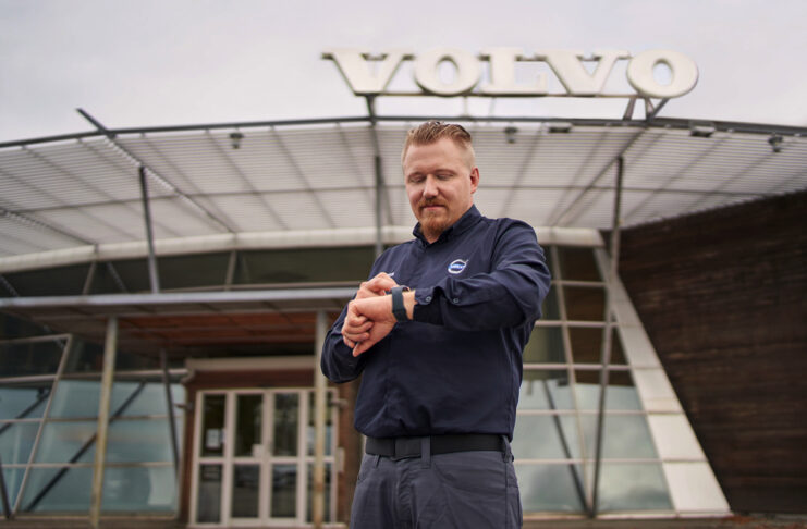 Volvo introduce gli Apple Watch in officina