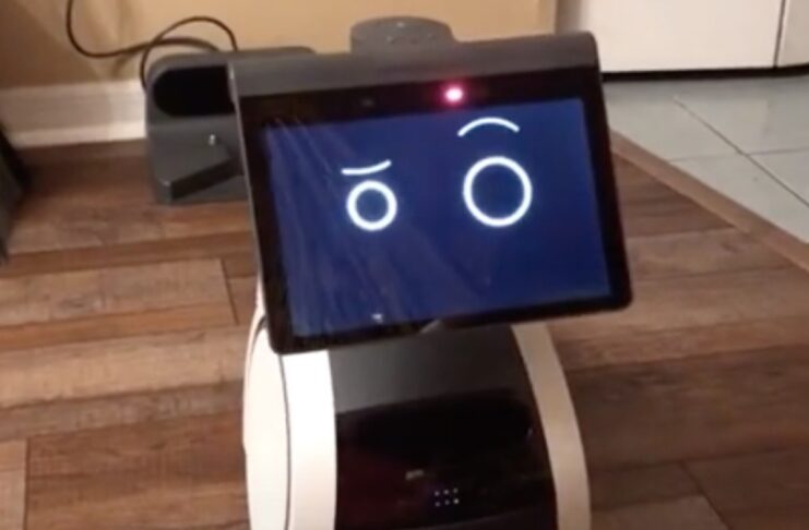 Amazon Astro Robot avvistato mentre serve la birra