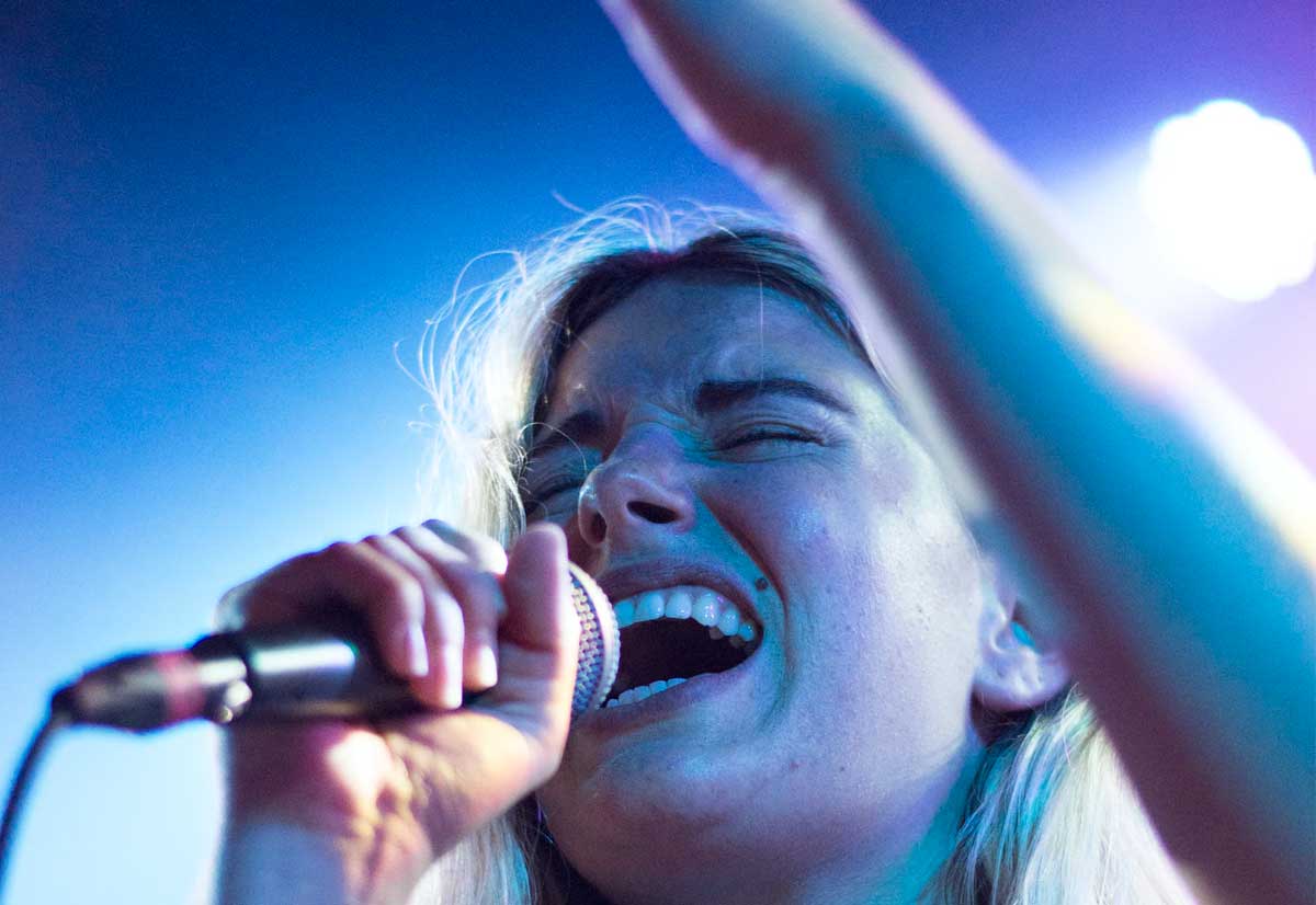 Come estrarre o rimuovere la voce da un brano audio Whisper, la trascrizione da voce a testo è open source e multilingua