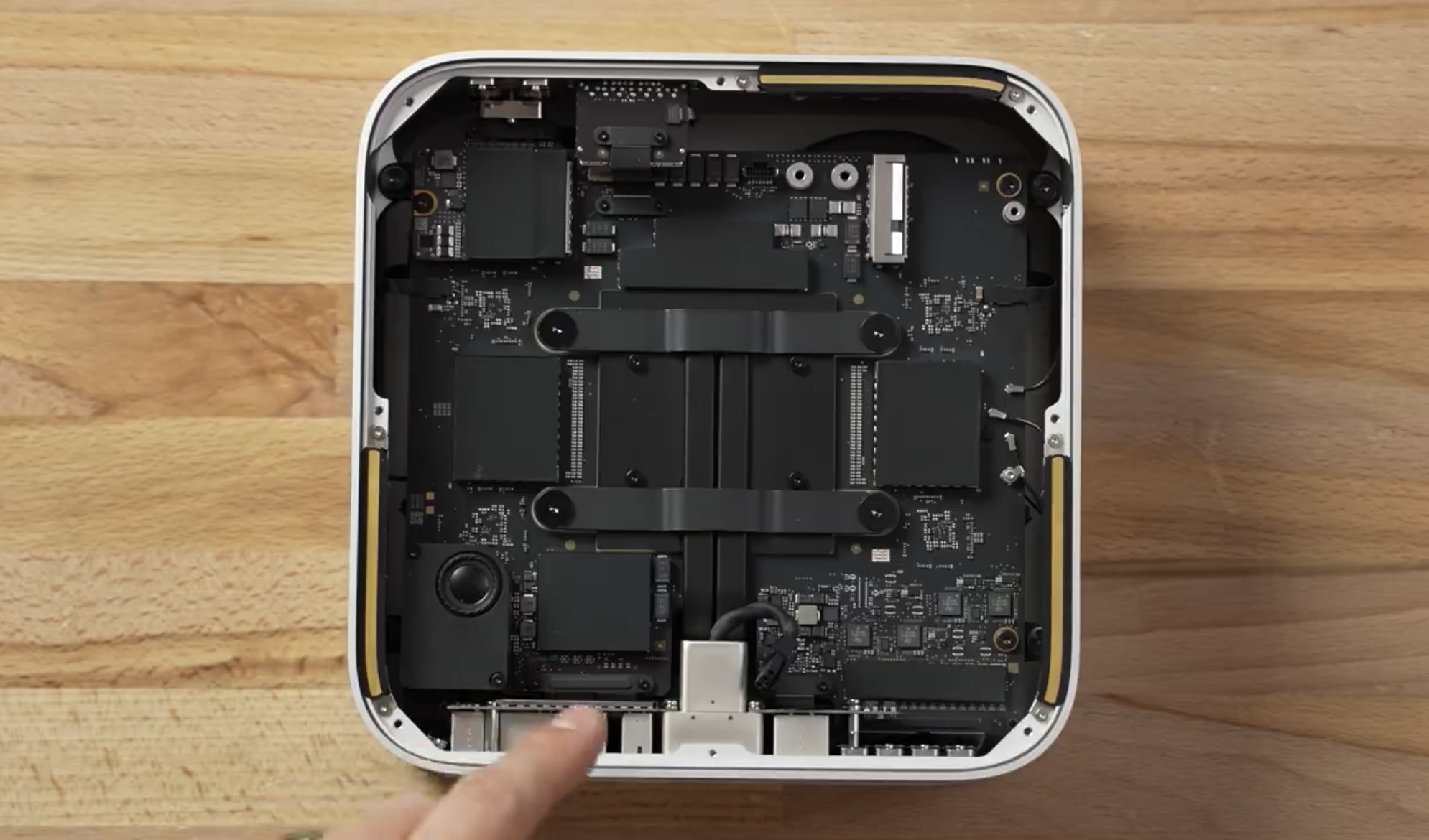 Mac Studio smontato, l’unità SSD forse è aggiornabile Mac Studio smontato, l’unità SSD forse è aggiornabile