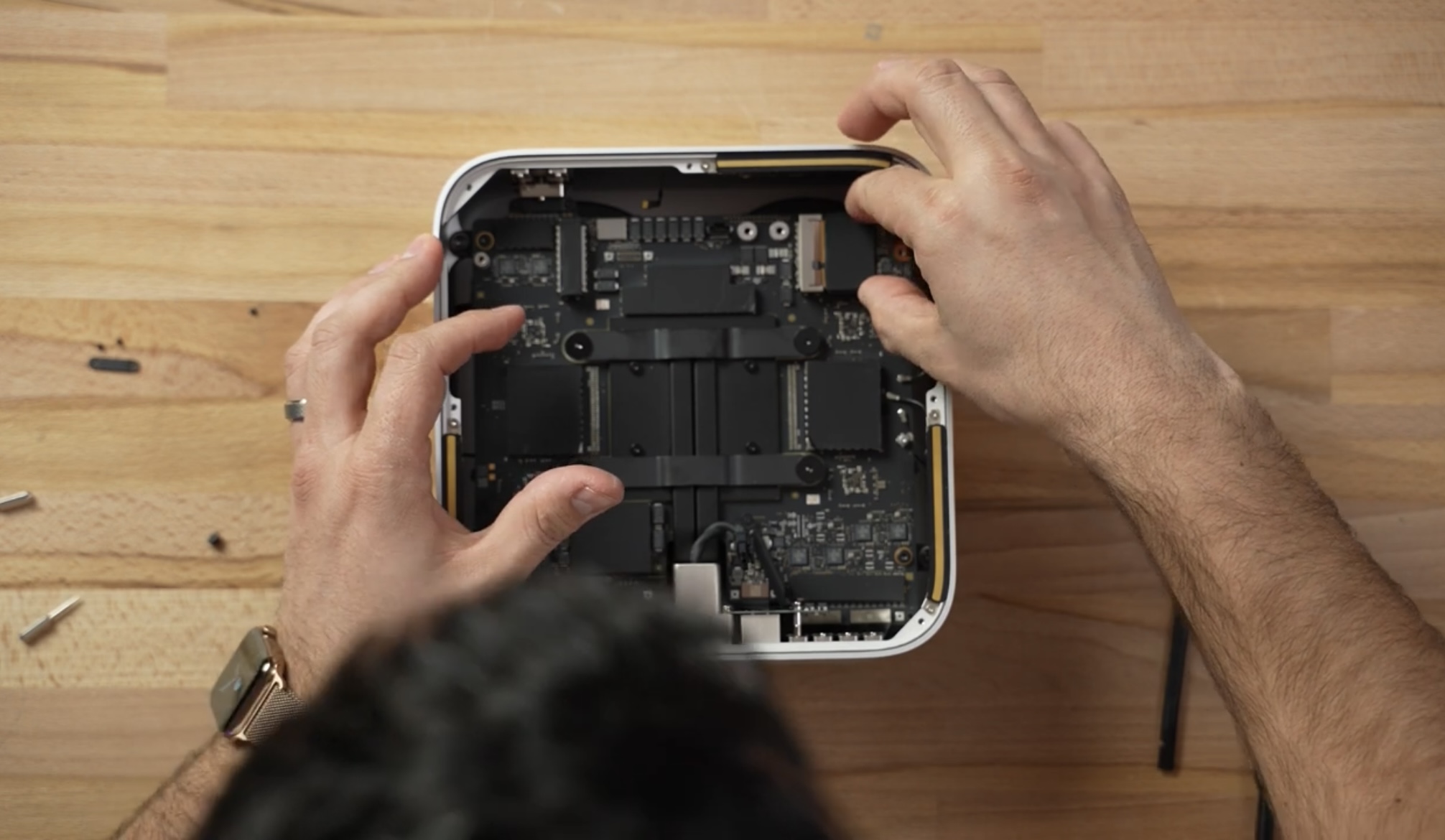 Mac Studio smontato, l’unità SSD forse è aggiornabile Mac Studio smontato, l’unità SSD forse è aggiornabile