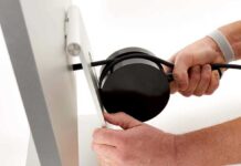 Il cavo di alimentazione di Studio Display si stacca con uno strumento dedicato I tecnici Apple hanno un tool dedicato per staccare il cavo di alimentazione dello Studio Display