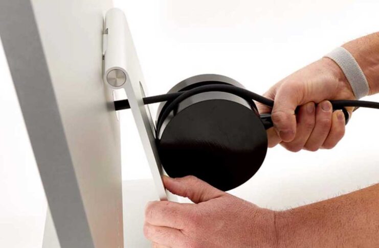 I tecnici Apple hanno un tool dedicato per staccare il cavo di alimentazione dello Studio Display