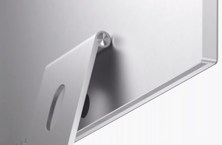 Per Apple la regolazione in altezza dei monitor è un optional di lusso