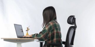 Sedia da ufficio ergonomica con poggiatesta regolabile in sconto del 63%