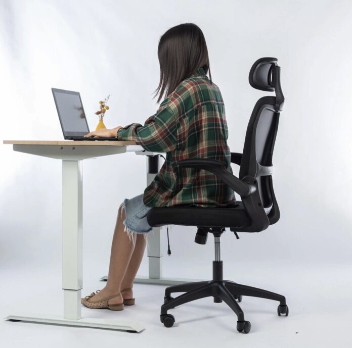 Sedia da ufficio ergonomica con poggiatesta regolabile in sconto del 63%