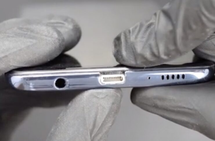 Il primo Android al mondo con porta Lightning è servito