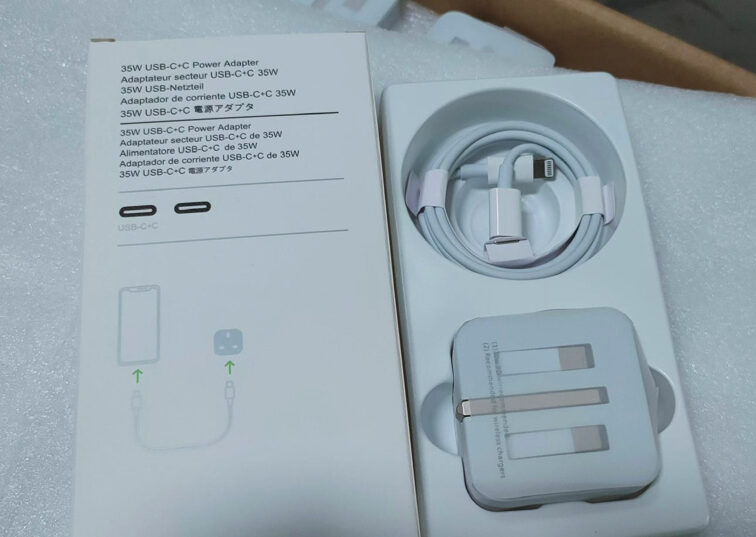 Apple, prime foto delle scatole del caricatore USB-C doppio