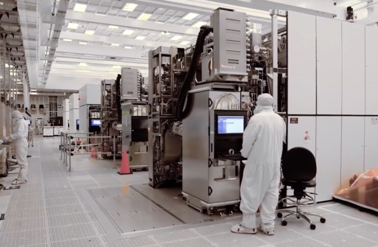 Intel porta in Europa la sua macchina più sofisticata per chip