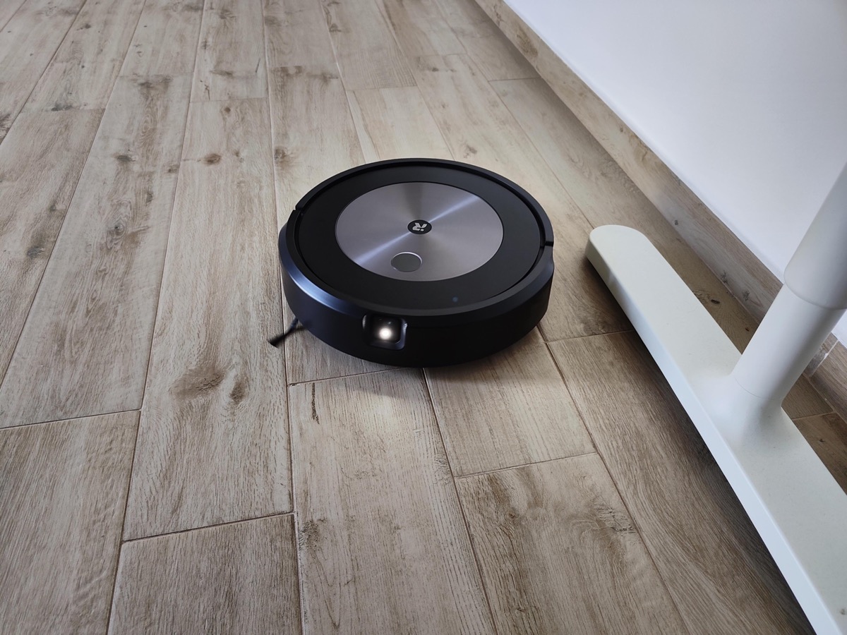 Recensione Roomba J7+, l’aspirapolvere che vede e segnala gli ostacoli