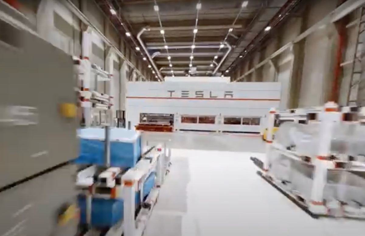 Tesla, il video del drone dentro Giga Berlin sembra Guerre Stellari
