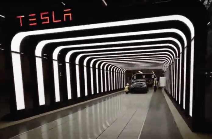 Tesla, il video del drone dentro Giga Berlin sembra Guerre Stellari