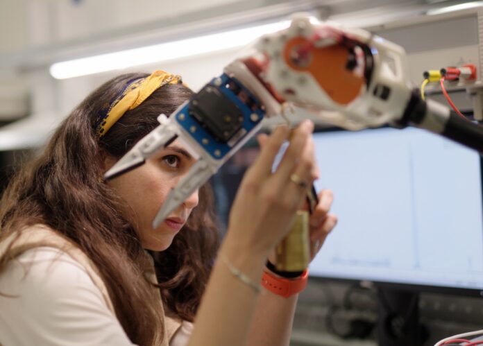 Dyson svela i prototipi dei futuri robot elettrodomestici