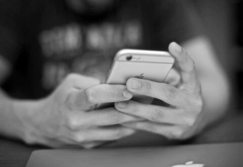 Per l’iPhone 19 Pro Apple pensa a un display curvo sui lati?